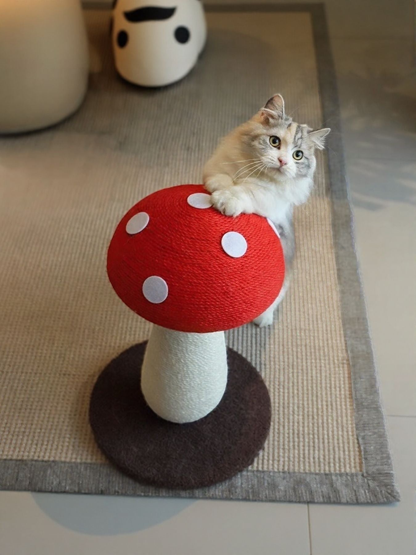 Little Pets Club Enchanted Mushroom cat scratching post with red cap and white spots, natural fiber stem, and dark base.