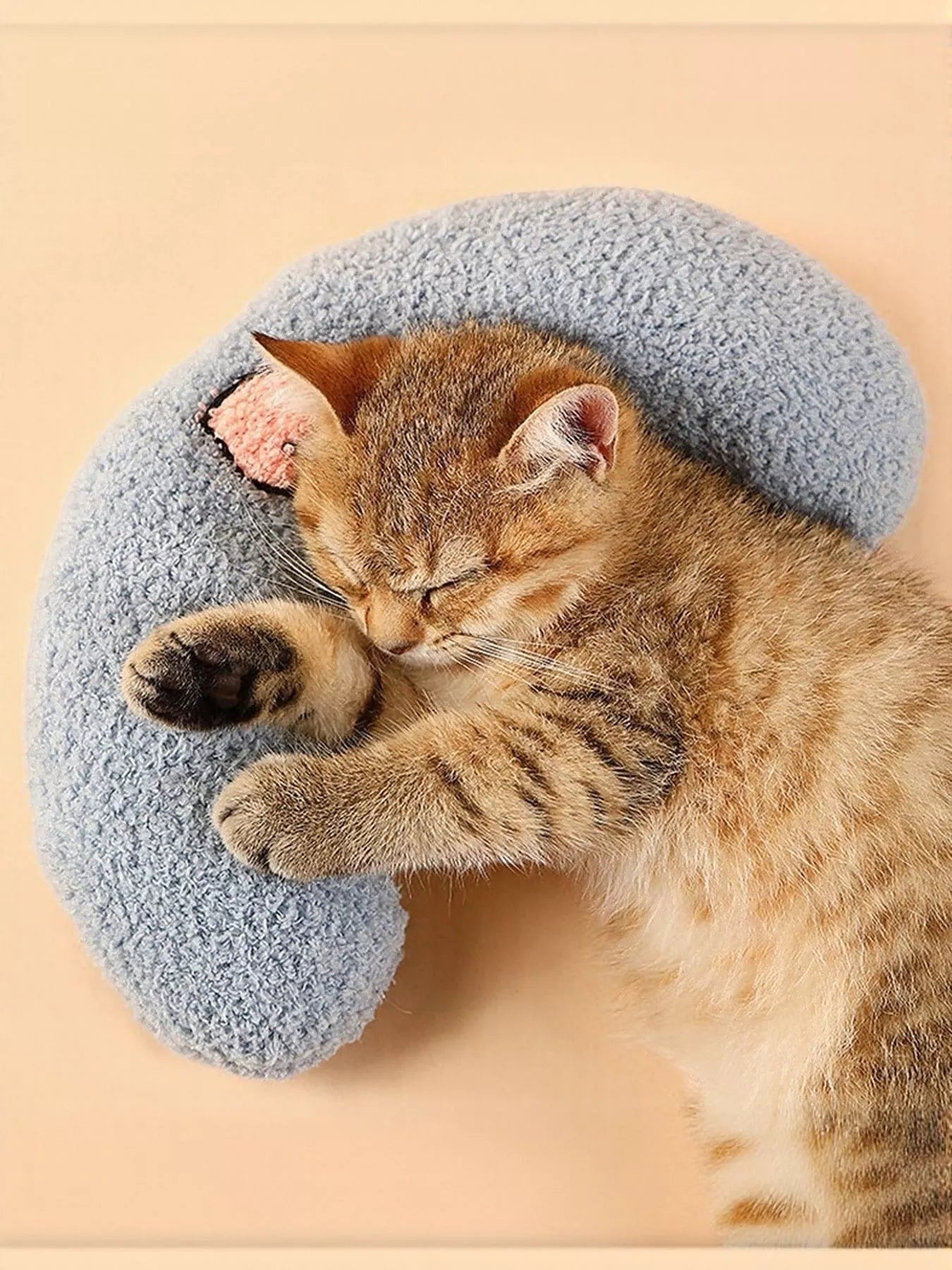 Little Pets Club light blue U-shaped plush pet nest with ear detail, perfect for cats and small pets.