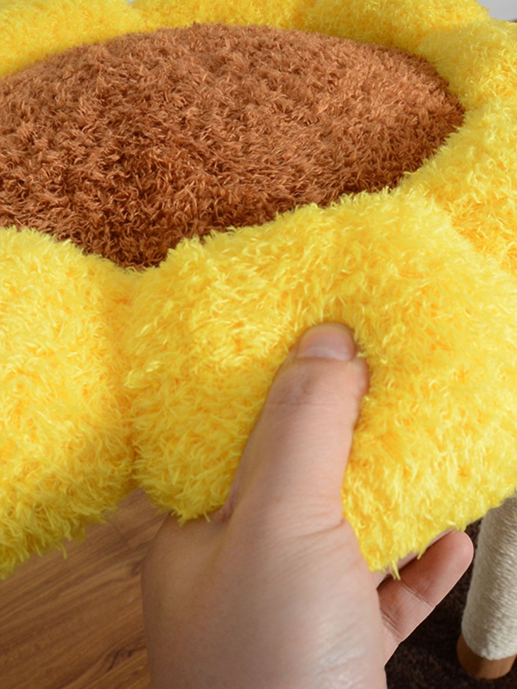 Little Pets Club sunflower cat tree with plush yellow petals and brown center perch. Sisal scratching post visible.