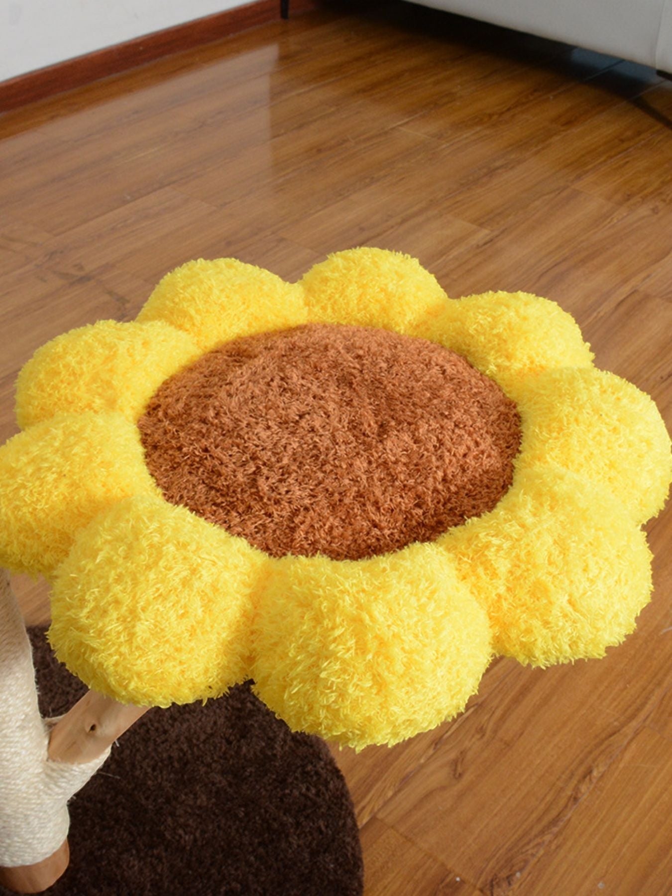 Little Pets Club sunflower cat tree with yellow plush petals and brown center perch.